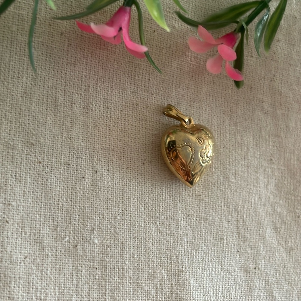 ROMANTIC Gold Heart Pendant - Picture 7 of 9